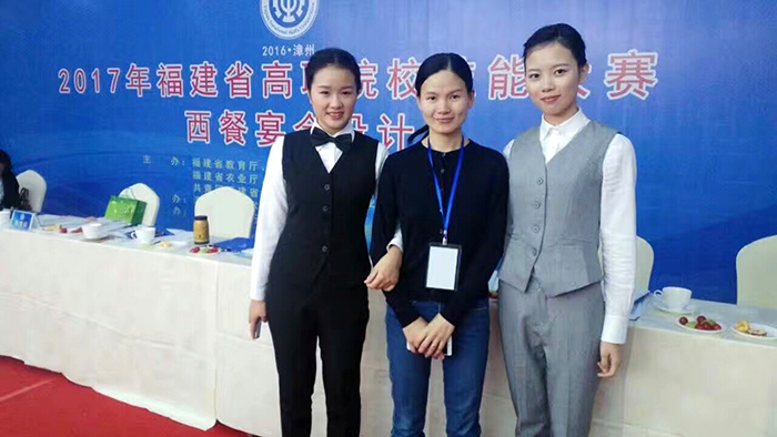 西餐选手与指导老师在一起.jpg