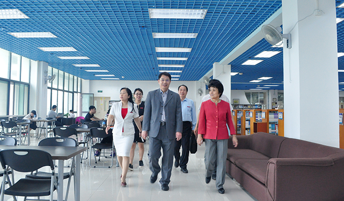 林惠青副部长参观图书馆阅览室.JPG